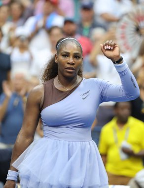 New York - 2 Eylül 2018: 23 kez Grand Slam şampiyonu Serena Williams onun 2018 bize açık yuvarlak Billie Jean King Ulusal tenis merkezi 16 maç sonra zafer kutluyor