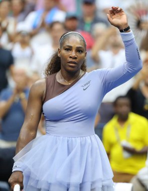 New York - 2 Eylül 2018: 23 kez Grand Slam şampiyonu Serena Williams onun 2018 bize açık yuvarlak Billie Jean King Ulusal tenis merkezi 16 maç sonra zafer kutluyor