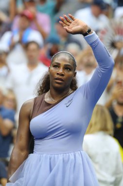 New York - 2 Eylül 2018: 23 kez Grand Slam şampiyonu Serena Williams onun 2018 bize açık yuvarlak Billie Jean King Ulusal tenis merkezi 16 maç sonra zafer kutluyor