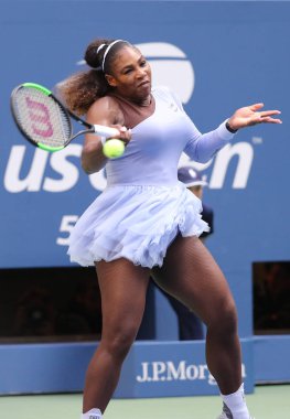 New York - 2 Eylül 2018: 23-zaman Grand Slam şampiyonu Serena Williams Billie Jean King Ulusal tenis merkezi 16 maç sırasında onun 2018 bize açık başında
