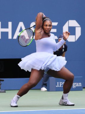New York - 2 Eylül 2018: 23-zaman Grand Slam şampiyonu Serena Williams Billie Jean King Ulusal tenis merkezi 16 maç sırasında onun 2018 bize açık başında