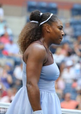 New York - 2 Eylül 2018: 23-zaman Grand Slam şampiyonu Serena Williams Billie Jean King Ulusal tenis merkezi 16 maç sırasında onun 2018 bize açık başında
