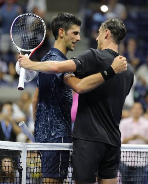 New York - 5 Eylül 2018: 13-zaman Grand Slam şampiyonu Novak Djokovic Sırbistan (L) ve John Millman Avustralya 2018 ABD'den sonra Açık çeyrek final maçını Billie Jean King Ulusal Tenis Merkezi
