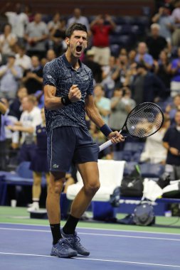 New York - 5 Eylül 2018: 13-zaman Grand Slam eylem sırasında onun 2018 bize açık çeyrek final maçını Billie Jean King Ulusal Tenis Merkezi Novak Djokovic Sırbistan şampiyonu