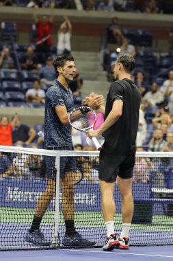 New York - 5 Eylül 2018: 13-zaman Grand Slam şampiyonu Novak Djokovic Sırbistan (L) ve John Millman Avustralya 2018 ABD'den sonra Açık çeyrek final maçını Billie Jean King Ulusal Tenis Merkezi