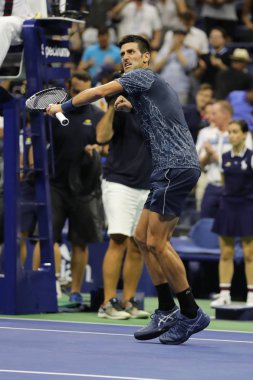 New York - 5 Eylül 2018: 13-zaman Grand Slam eylem sırasında onun 2018 bize açık çeyrek final maçını Billie Jean King Ulusal Tenis Merkezi Novak Djokovic Sırbistan şampiyonu