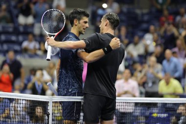 New York - 5 Eylül 2018: 13-zaman Grand Slam şampiyonu Novak Djokovic Sırbistan (L) ve John Millman Avustralya 2018 ABD'den sonra Açık çeyrek final maçını Billie Jean King Ulusal Tenis Merkezi