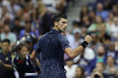 New York - 5 Eylül 2018: 13-zaman Grand Slam eylem sırasında onun 2018 bize açık çeyrek final maçını Billie Jean King Ulusal Tenis Merkezi Novak Djokovic Sırbistan şampiyonu