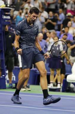 New York - 5 Eylül 2018: 13-zaman Grand Slam eylem sırasında onun 2018 bize açık çeyrek final maçını Billie Jean King Ulusal Tenis Merkezi Novak Djokovic Sırbistan şampiyonu