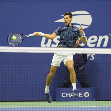 New York - 7 Eylül 2018: 13-zaman Grand Slam Billie Jean King Ulusal tenis merkezi onun 2018 bize açık yarı final maçı sırasında eylem Novak Djokovic Sırbistan şampiyonu