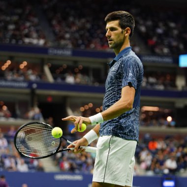 New York - 7 Eylül 2018: 13-zaman Grand Slam Billie Jean King Ulusal tenis merkezi onun 2018 bize açık yarı final maçı sırasında eylem Novak Djokovic Sırbistan şampiyonu