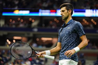 New York - 7 Eylül 2018: 13-zaman Grand Slam Billie Jean King Ulusal tenis merkezi onun 2018 bize açık yarı final maçı sırasında eylem Novak Djokovic Sırbistan şampiyonu