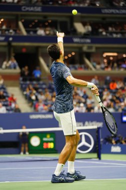 New York - 7 Eylül 2018: 13-zaman Grand Slam Billie Jean King Ulusal tenis merkezi onun 2018 bize açık yarı final maçı sırasında eylem Novak Djokovic Sırbistan şampiyonu