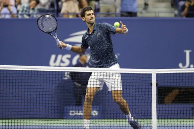 New York - 7 Eylül 2018: 13 kez Grand Slam şampiyonu Novak Djokovic Sırbistan onun 2018 bize açık yarı final maç sonra Billie Jean King Ulusal Tenis Merkezi zafer kutluyor