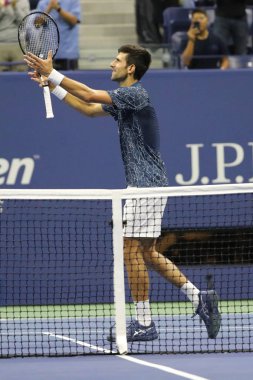 New York - 7 Eylül 2018: 13 kez Grand Slam şampiyonu Novak Djokovic Sırbistan onun 2018 bize açık yarı final maç sonra Billie Jean King Ulusal Tenis Merkezi zafer kutluyor