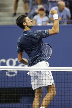 New York - 7 Eylül 2018: 13 kez Grand Slam şampiyonu Novak Djokovic Sırbistan onun 2018 bize açık yarı final maç sonra Billie Jean King Ulusal Tenis Merkezi zafer kutluyor