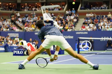 New York - 7 Eylül 2018: 13-zaman Grand Slam Billie Jean King Ulusal tenis merkezi onun 2018 bize açık yarı final maçı sırasında eylem Novak Djokovic Sırbistan şampiyonu