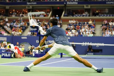 New York - 7 Eylül 2018: 13-zaman Grand Slam Billie Jean King Ulusal tenis merkezi onun 2018 bize açık yarı final maçı sırasında eylem Novak Djokovic Sırbistan şampiyonu