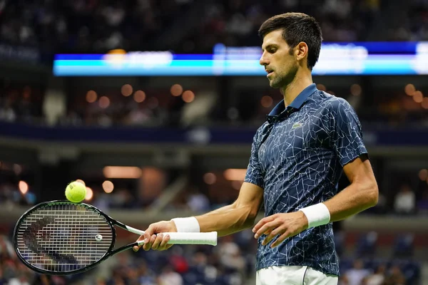 New York - 7 Eylül 2018: 13-zaman Grand Slam Billie Jean King Ulusal tenis merkezi onun 2018 bize açık yarı final maçı sırasında eylem Novak Djokovic Sırbistan şampiyonu