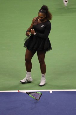 New York - 8 Eylül 2018: 23 kez Grand Slam şampiyonu Serena Williams onun 2018 Us Open final maçı Billie Jean King Ulusal tenis merkezi sırasında tenis raketi kırdı