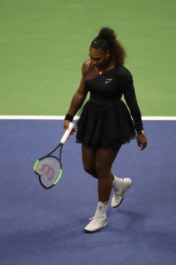 New York - 8 Eylül 2018: 23 kez Grand Slam şampiyonu Serena Williams onun 2018 Us Open final maçı Billie Jean King Ulusal tenis merkezi sırasında tenis raketi kırdı
