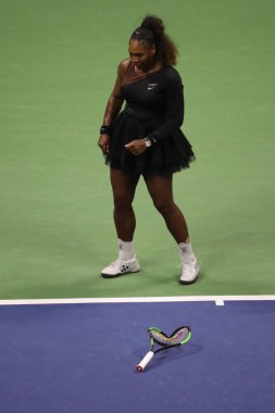 New York - 8 Eylül 2018: 23 kez Grand Slam şampiyonu Serena Williams onun 2018 Us Open final maçı Billie Jean King Ulusal tenis merkezi sırasında tenis raketi kırdı