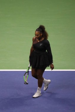 New York - 8 Eylül 2018: 23 kez Grand Slam şampiyonu Serena Williams onun 2018 Us Open final maçı Billie Jean King Ulusal tenis merkezi sırasında tenis raketi kırdı
