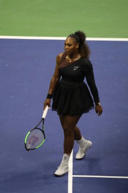 New York - 8 Eylül 2018: 23 kez Grand Slam şampiyonu Serena Williams onun 2018 Us Open final maçı Billie Jean King Ulusal tenis merkezi sırasında tenis raketi kırdı