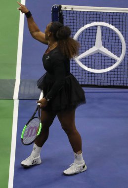 New York - 8 Eylül 2018: 23 kez Grand Slam şampiyonu Serena Williams onun 2018 Us Open final maçı Billie Jean King Ulusal tenis merkezi sırasında sandalye hakem Carlos Ramos ile savunuyor
