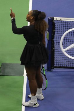 New York - 8 Eylül 2018: 23 kez Grand Slam şampiyonu Serena Williams onun 2018 Us Open final maçı Billie Jean King Ulusal tenis merkezi sırasında sandalye hakem Carlos Ramos ile savunuyor