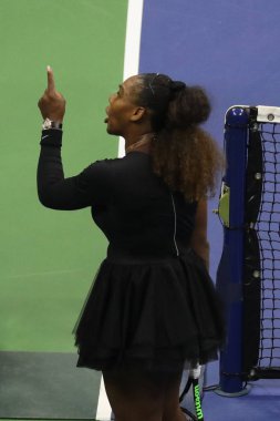 New York - 8 Eylül 2018: 23 kez Grand Slam şampiyonu Serena Williams onun 2018 Us Open final maçı Billie Jean King Ulusal tenis merkezi sırasında sandalye hakem Carlos Ramos ile savunuyor