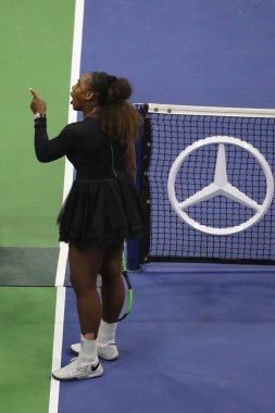 New York - 8 Eylül 2018: 23 kez Grand Slam şampiyonu Serena Williams onun 2018 Us Open final maçı Billie Jean King Ulusal tenis merkezi sırasında sandalye hakem Carlos Ramos ile savunuyor