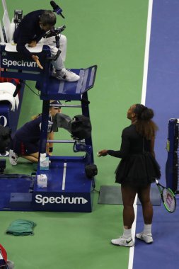 New York - 8 Eylül 2018: 23 kez Grand Slam şampiyonu Serena Williams onun 2018 Us Open final maçı Billie Jean King Ulusal tenis merkezi sırasında sandalye hakem Carlos Ramos ile savunuyor
