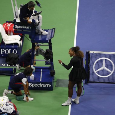New York - 8 Eylül 2018: 23 kez Grand Slam şampiyonu Serena Williams onun 2018 Us Open final maçı Billie Jean King Ulusal tenis merkezi sırasında sandalye hakem Carlos Ramos ile savunuyor