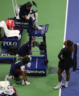 New York - 8 Eylül 2018: 23 kez Grand Slam şampiyonu Serena Williams onun 2018 Us Open final maçı Billie Jean King Ulusal tenis merkezi sırasında sandalye hakem Carlos Ramos ile savunuyor