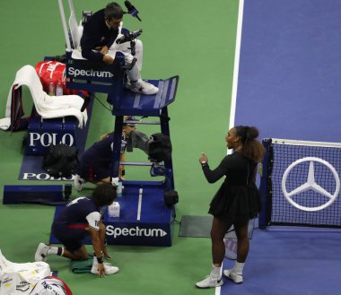 New York - 8 Eylül 2018: 23 kez Grand Slam şampiyonu Serena Williams onun 2018 Us Open final maçı Billie Jean King Ulusal tenis merkezi sırasında sandalye hakem Carlos Ramos ile savunuyor