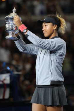 New York - Eylül 8, 2018:2018 Amerika Açık şampiyonu Naomi onu final maçı sonra Serena Williams karşı zafer Japonya ile Us Open kupa kupa sunu sırasında poz Osaka