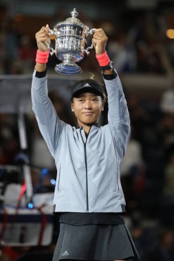 New York - Eylül 8, 2018:2018 Amerika Açık şampiyonu Naomi onu final maçı sonra Serena Williams karşı zafer Japonya ile Us Open kupa kupa sunu sırasında poz Osaka