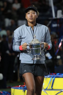 New York - Eylül 8, 2018:2018 Amerika Açık şampiyonu Naomi onu final maçı sonra Serena Williams karşı zafer Japonya ile Us Open kupa kupa sunu sırasında poz Osaka
