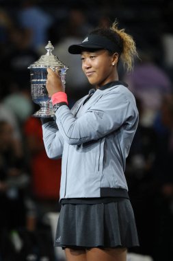 New York - Eylül 8, 2018:2018 Amerika Açık şampiyonu Naomi onu final maçı sonra Serena Williams karşı zafer Japonya ile Us Open kupa kupa sunu sırasında poz Osaka