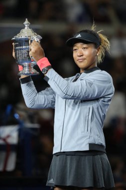 New York - Eylül 8, 2018:2018 Amerika Açık şampiyonu Naomi onu final maçı sonra Serena Williams karşı zafer Japonya ile Us Open kupa kupa sunu sırasında poz Osaka