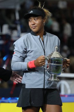 New York - Eylül 8, 2018:2018 Amerika Açık şampiyonu Naomi onu final maçı sonra Serena Williams karşı zafer Japonya ile Us Open kupa kupa sunu sırasında poz Osaka