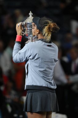 New York - Eylül 8, 2018:2018 Amerika Açık şampiyonu Naomi onu final maçı sonra Serena Williams karşı zafer Japonya ile Us Open kupa kupa sunu sırasında poz Osaka