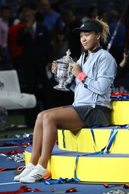 New York - Eylül 8, 2018:2018 Amerika Açık şampiyonu Naomi onu final maçı sonra Serena Williams karşı zafer Japonya ile Us Open kupa kupa sunu sırasında poz Osaka