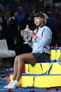 New York - Eylül 8, 2018:2018 Amerika Açık şampiyonu Naomi onu final maçı sonra Serena Williams karşı zafer Japonya ile Us Open kupa kupa sunu sırasında poz Osaka