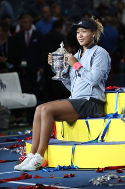 New York - Eylül 8, 2018:2018 Amerika Açık şampiyonu Naomi onu final maçı sonra Serena Williams karşı zafer Japonya ile Us Open kupa kupa sunu sırasında poz Osaka