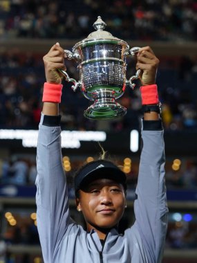 New York - Eylül 8, 2018:2018 Amerika Açık şampiyonu Naomi onu final maçı sonra Serena Williams karşı zafer Japonya ile Us Open kupa kupa sunu sırasında poz Osaka