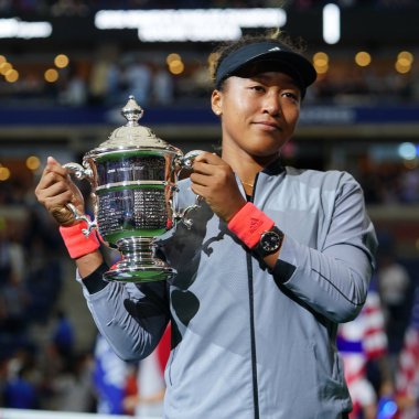 New York - Eylül 8, 2018:2018 Amerika Açık şampiyonu Naomi onu final maçı sonra Serena Williams karşı zafer ABD Japonya ile Us Open kupa kupa sunu sırasında poz Osaka