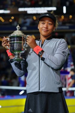 New York - Eylül 8, 2018:2018 Amerika Açık şampiyonu Naomi onu final maçı sonra Serena Williams karşı zafer Japonya ile Us Open kupa kupa sunu sırasında poz Osaka