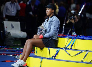 New York - Eylül 8, 2018:2018 Amerika Açık şampiyonu Naomi onu final maçı sonra Serena Williams karşı zafer Japonya ile Us Open kupa kupa sunu sırasında poz Osaka